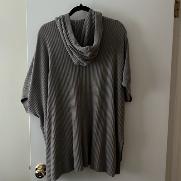 Barefoot Dreams Cozy Chic Lite zipper, short-sleeved hoodie. - Picture 3 of 3